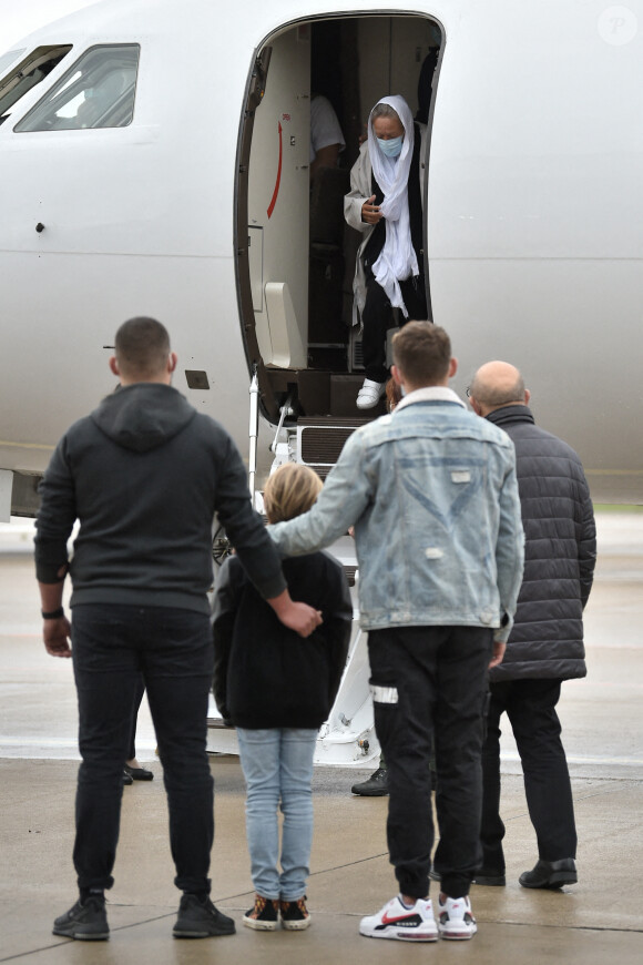 Sophie Pétronin, accueillie par Emmanuel Macron et sa famille à sa descente d'avion sur la base aérienne de Vélizy Villacoublay le 9 octobre 2020. Sophie Pétronin a été libérée après quatre ans de captivité au Mali.