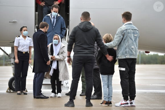 Sophie Pétronin, accueillie par Emmanuel Macron et sa famille à sa descente d'avion sur la base aérienne de Vélizy Villacoublay le 9 octobre 2020. Sophie Pétronin a été libérée après quatre ans de captivité au Mali.