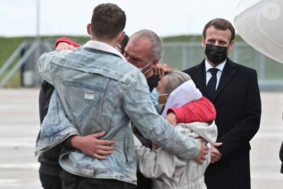 Sophie Pétronin, accueillie par Emmanuel Macron et sa famille à sa descente d'avion sur la base aérienne de Vélizy Villacoublay. Sophie Pétronin a été libérée après quatre ans de captivité au Mali.