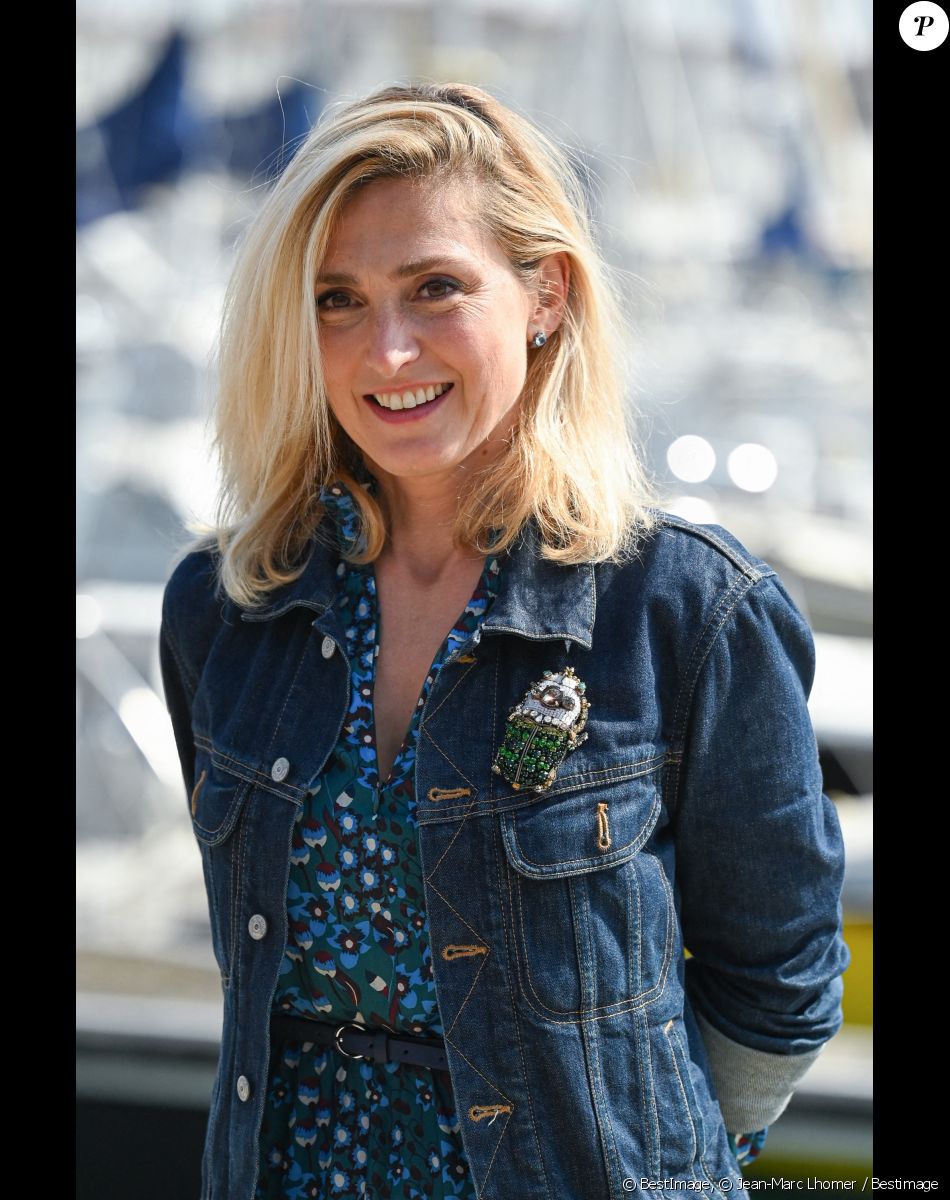 Julie Gayet du téléfilm "La dernière partie" - Photocall lors du Festival de la Fiction de La Rochelle. Le 16 septembre 2021