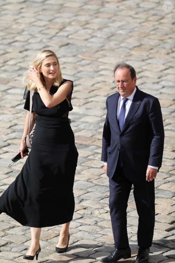 François Hollande et sa compagne Julie Gayet lors de la cérémonie d'hommage national à Jean-Paul Belmondo à l'Hôtel des Invalides à Paris.