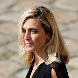 Julie Gayet lors de la cérémonie d'hommage national à Jean-Paul Belmondo à l'Hôtel des Invalides à Paris. © Dominique Jacovides/Bestimage 