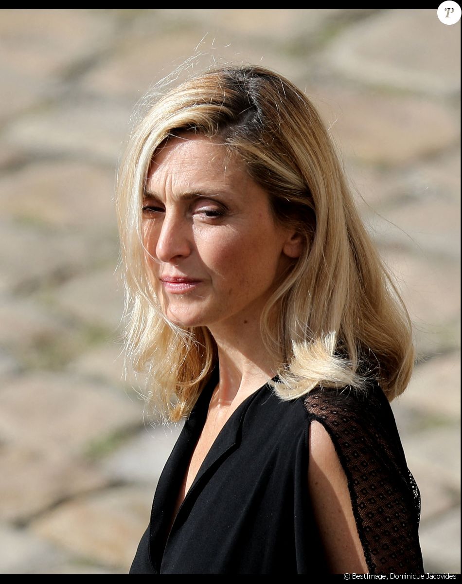 Julie Gayet lors de la cérémonie d'hommage national à Jean-Paul Belmondo à l'Hôtel des Invalides à Paris. © Dominique Jacovides/Bestimage