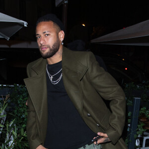Neymar Jr. arrive à l'anniversaire de C.Bruna (27 ans) au restaurant Giusé Trattoria à Paris, France, le 1 octobre 2021. © Tiziano Da Silva-Pierre Perusseau/Bestimage 
