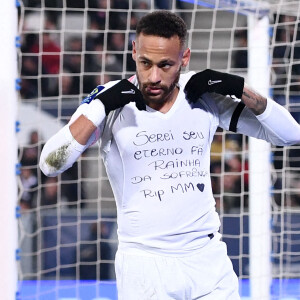 Neymar durant le match entre le PSG et Bordeaux, rendant un hommage à la chanteuse Marilia Mendonça. Photo by Philippe Lecoeur/FEP/Icon Sport/ABACAPRESS.COM