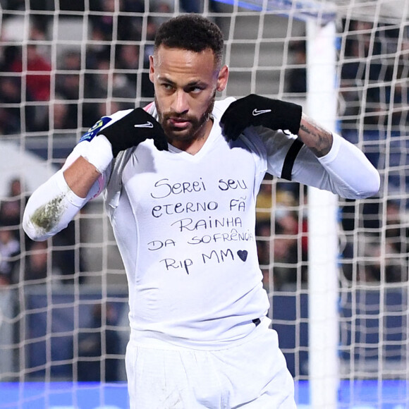 Neymar durant le match entre le PSG et Bordeaux, rendant un hommage à la chanteuse Marilia Mendonça. Photo by Philippe Lecoeur/FEP/Icon Sport/ABACAPRESS.COM