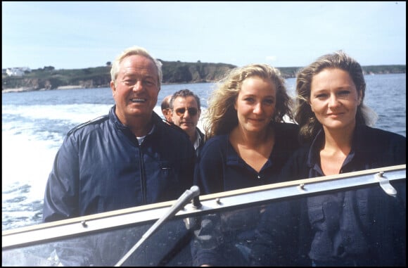 Jean-Marie Le Pen avec ses filles Marine et Marie-Caroline en bateau à la Trinité-sur-mer en 1987