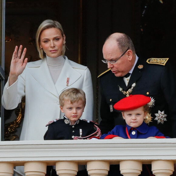 La princesse Charlène de Monaco, le prince Albert II de Monaco, le prince Jacques et la princesse Gabriella - La famille princière de Monaco au balcon du palais lors de la Fête nationale monégasque à Monaco. Le 19 novembre 2019 © Claudia Albuquerque / Bestimage 