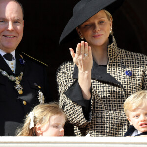 Le prince Albert II de Monaco, sa femme la princesse Charlene et leurs enfants, la princesse Gabriella et le prince Jacques - La famille princière de Monaco au balcon du palais lors de la fête nationale monégasque, à Monaco. Le 19 novembre 2018. © Dominque Jacovides / Bestimage  The Princely family of Monaco at the balcony of the palace during the Monaco National Day Celebrations y in Monaco on November 19, 2018. 