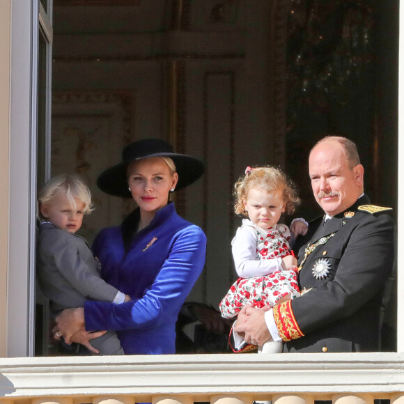 Le prince Jacques de Monaco, marquis des Baux, la princesse Charlène de Monaco, la princesse Gabriella de Monaco, comtesse de Carladès et le prince Albert II de Monaco - La famille princière de Monaco au balcon du palais lors de la fête nationale monégasque, à Monaco, le 19 novembre 2017. © Claudia Albuquerque/Bestimage 