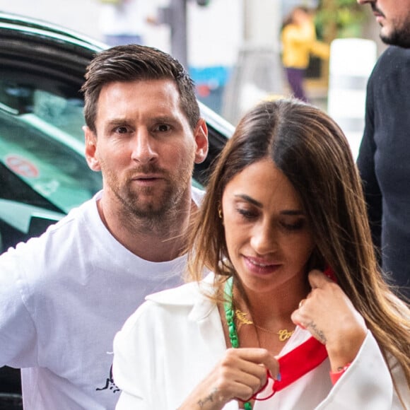 Exclusif - Antonella Roccuzzo sort de l'hôtel Royal Monceau pour aller faire du shopping chez Zara pour acheter une tenue et aller ensuite déjeuner au restaurant avec son mari. Antonella veut rester la plus belle pour son Leo après 20 ans de vie commune et 3 enfants. Elle retourne à l'hôtel pour se changer avant de rejoindre son mari Lionel Leo Messi, qui revient de son entraînement avec le Paris Saint-Germain (PSG), au restaurant parisien. Le couple est ensuite retourné dans leur hôtel.