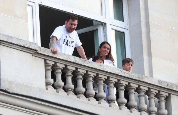 Lionel Leo Messi, sa femme Antonella Roccuzzo et leurs enfants Thiago et Mateo saluent les nombreux fans du PSG sur la terrasse de leur balcon à l'hôtel Royal Monceau à Parisle 10 août 2021. Lionel Leo Messi est officiellement un joueur du PSG... © Tiziano da Silva / Bestimage