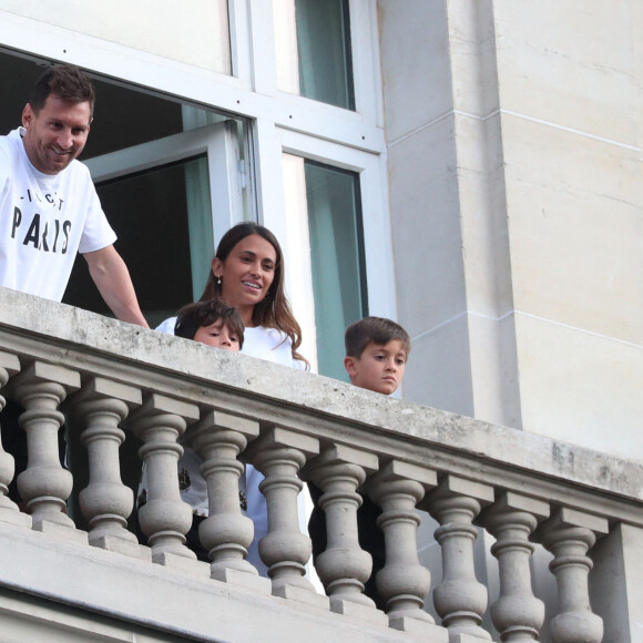 Lionel Leo Messi, sa femme Antonella Roccuzzo et leurs enfants Thiago et Mateo saluent les nombreux fans du PSG sur la terrasse de leur balcon à l'hôtel Royal Monceau à Parisle 10 août 2021. Lionel Leo Messi est officiellement un joueur du PSG... © Tiziano da Silva / Bestimage