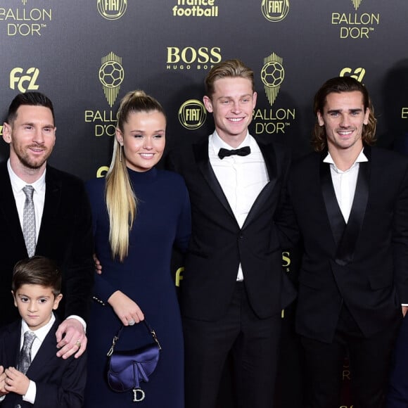 Hristo Stoitchkov, Lionel Leo Messi, sa femme Antonella Roccuzzo, leurs fils Thiago et Mateo, Mikky Kiemeney et son compagnon Frenkie de Jong, Antoine Griezmann, Marc-André ter Stegen et Josep Maria Bartomeu, président du FC Barcelone - Cérémonie du Ballon d'Or 2019 à Paris, le 2 décembre 2019. © JB Autissier / Panoramic / Bestimage