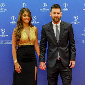 Lionel Leo Messi et sa femme Antonella Roccuzzo Messi au photocall de la cérémonie du tirage au sort de la phase de poules de l'édition 2019-2020 de la Ligue des Champions à Monaco, le 29 août 2019.