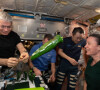 L'équipe de l'ISS (Thomas Pesquet, R. Shane Kimbrough, K. Megan McArthur, Akihiko Hoshide, Pyotr Dubrov, Mark Vande Hei) est parvenue à faire pousser des poivrons verts et rouges dans l'espace, et présente ainsi le premier tacos spatial !