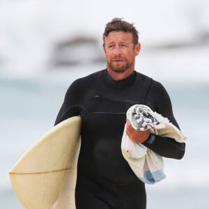 Exclusif - Simon Baker fait du surf à Bondi beach, Sydney, Australie le 18 septembre 2021. 