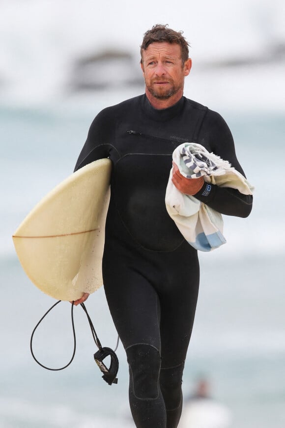 Exclusif - Simon Baker fait du surf à Bondi beach, Sydney, Australie le 18 septembre 2021. 