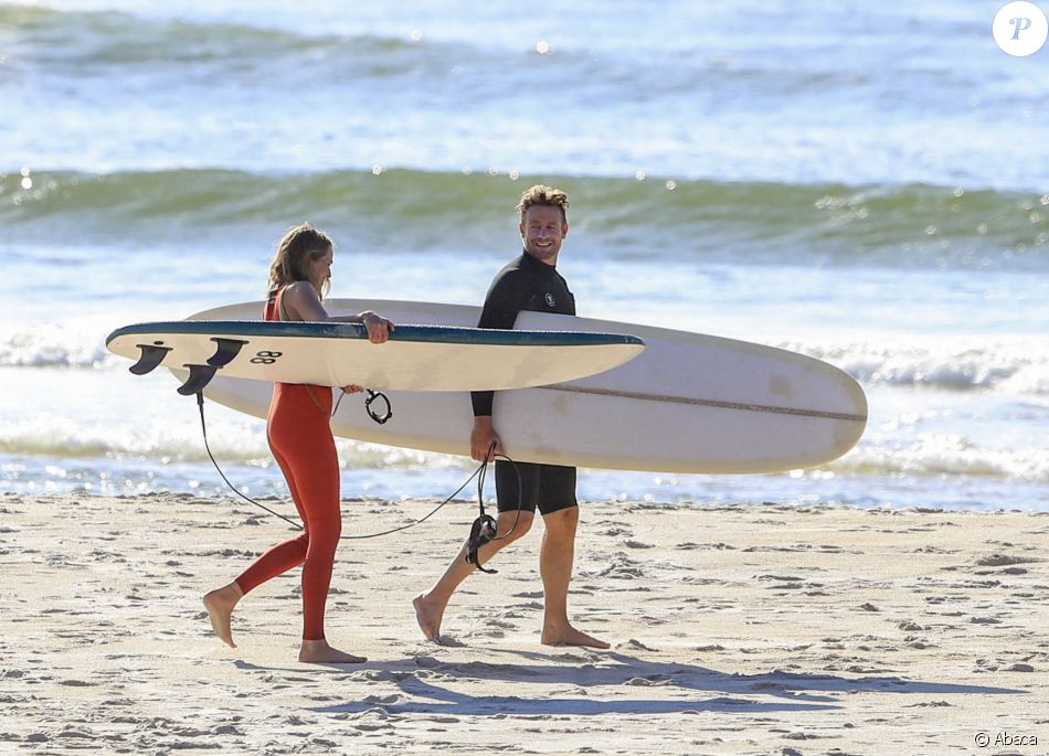 Simon Baker et Laura May Gibbs à Byron Bay - Purepeople