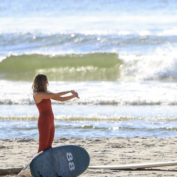 Simon Baker et Laura May Gibbs à Byron Bay, le 16 août 2021