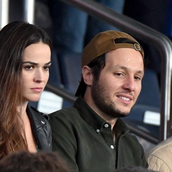 Vianney et sa compagne Catherine Robert (enceinte) - People en tribunes du match de football en ligue 1 Uber Eats : Le PSG (Paris Saint-Germain) remporte la victoire 2-1 contre Lyon au Parc des Princes à Paris le 19 septembre 2021. Lionel Urman/Panoramic/Bestimage