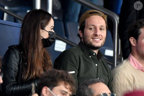 Vianney et sa compagne Catherine Robert (enceinte) - People en tribunes du match de football en ligue 1 Uber Eats : Le PSG (Paris Saint-Germain) remporte la victoire 2-1 contre Lyon au Parc des Princes à Paris le 19 septembre 2021. Lionel Urman/Panoramic/Bestimage