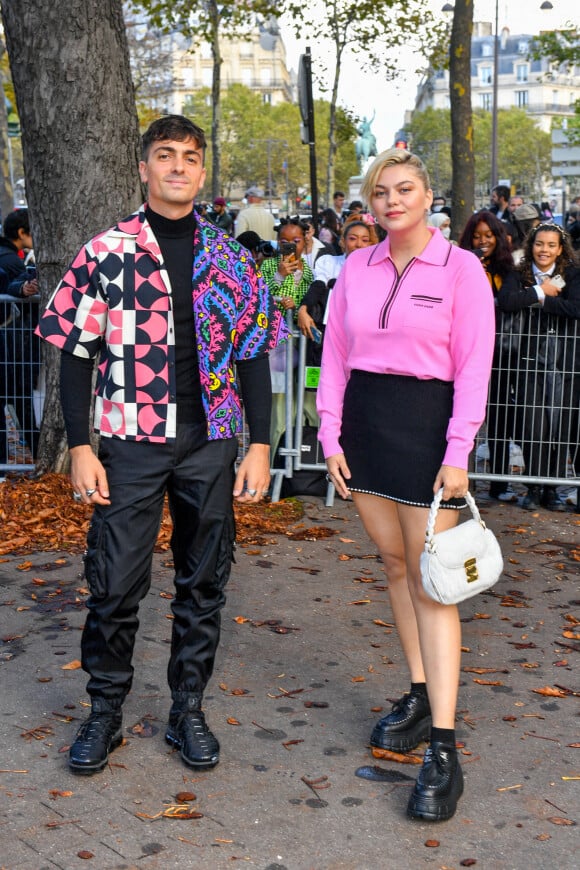 Louane Emera et son compagnon Florian Rossi arrivent au défilé de mode Miu Miu lors de la Fashion Week printemps/été 2022 à Paris, France. © Veeren Ramsamy-Christophe Clovis/Bestimage 
