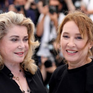 Catherine Deneuve, Emmanuelle Bercot (réalisatrice) au photocall du film De son vivant (Hors compétition) lors du 74ème festival international du film de Cannes le 11 juillet 2021 © Borde / Jacovides / Moreau / Bestimage 