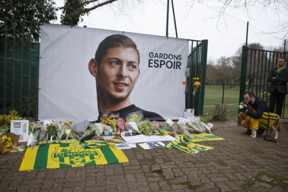 Les supporters de Nantes rendent hommage à Emiliano Sala, le footballeur disparu lors d'un vol entre Nantes et Cardiff. © Laetitia Notarianni / Bestimage