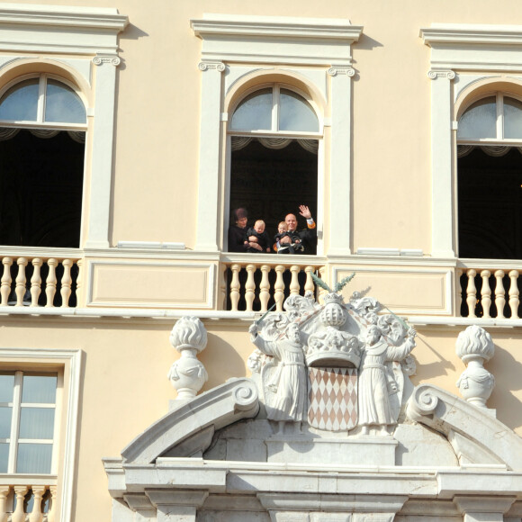 La princesse Charlène de Monaco, son fils le prince Jacques, le prince Albert II de Monaco et sa fille la princesse Gabriella au balcon du palais lors de la Fête Nationale monégasque le 19 novembre 2015. © Bruno Bébert / Dominique Jacovides / Bestimage