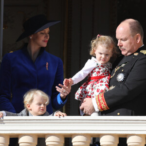 Le prince Jacques de Monaco, marquis des Baux, la princesse Charlène de Monaco, la princesse Gabriella de Monaco, comtesse de Carladès et le prince Albert II de Monaco - La famille princière de Monaco au balcon du palais lors de la fête nationale monégasque, à Monaco, le 19 novembre 2017. © Dominique Jacovides/Bestimage