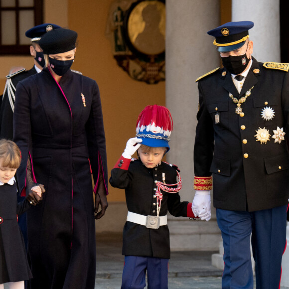 La princesse Charlène de Monaco, la princesse Gabriella de Monaco, comtesse de Carladès, le prince Jacques de Monaco, marquis des Baux, le prince Albert II de Monaco, la princesse Caroline de Hanovre - La famille princière assiste à une cérémonie de remise de médaille dans la cours du Palais de Monaco lors de la Fête Nationale 2020 de la principauté de Monaco le 19 novembre 2020. © David Nivière / Pool / Bestimage