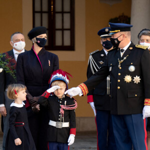 La princesse Charlène de Monaco, la princesse Gabriella de Monaco, comtesse de Carladès, le prince Jacques de Monaco, marquis des Baux, le prince Albert II de Monaco, la princesse Caroline de Hanovre - La famille princière assiste à une cérémonie de remise de médaille dans la cours du Palais de Monaco lors de la Fête Nationale 2020 de la principauté de Monaco le 19 novembre 2020. © David Nivière / Pool / Bestimage