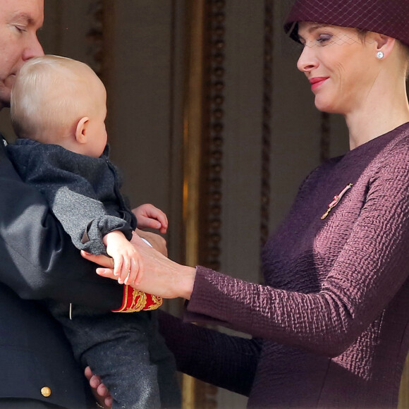 Le prince Albert II de Monaco avec son fils le prince Jacques et sa femme la princesse Charlène de Monaco au balcon du palais lors de la Fête Nationale monégasque le 19 novembre 2015. © Bruno Bébert / Dominique Jacovides / Bestimage