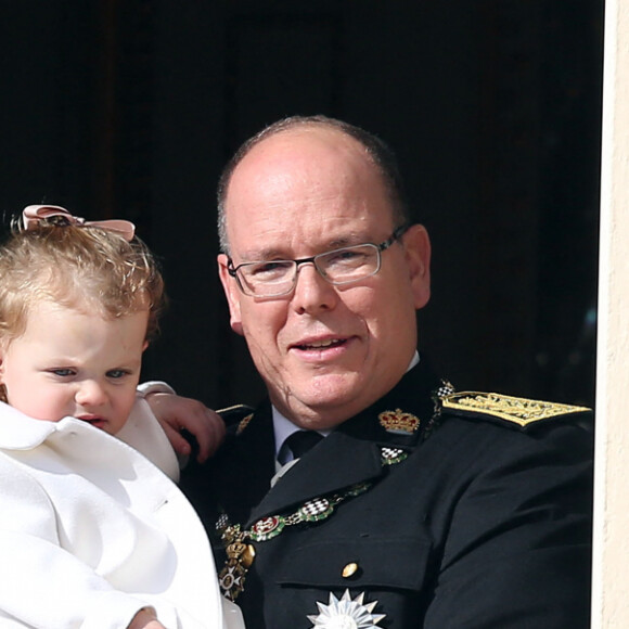 Le prince Albert II de Monaco, sa femme la princesse Charlène de Monaco et leurs enfants le prince Jacques et la princesse Gabriella de Monaco - La famille princière de Monaco au balcon lors de la Fête Monégasque à Monaco, le 19 novembre 2016. © Bruno Bebert/Dominique Jacovides/Bestimage