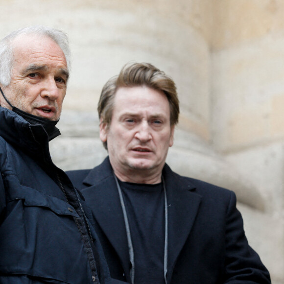 Alain Terzian et Benoit Magimel - Sorties de la messe hommage à Rémy Julienne en l'église Saint-Roch à Paris, le 5 mars 2021.