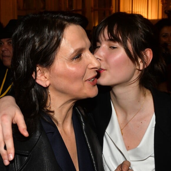 Juliette Binoche et sa fille Hannah Magimel - L'actrice reçoit le "French Cinema Award Unifrance" au ministère de la Culture à Paris, le 19 janvier 2018. © Veeren/Bestimage