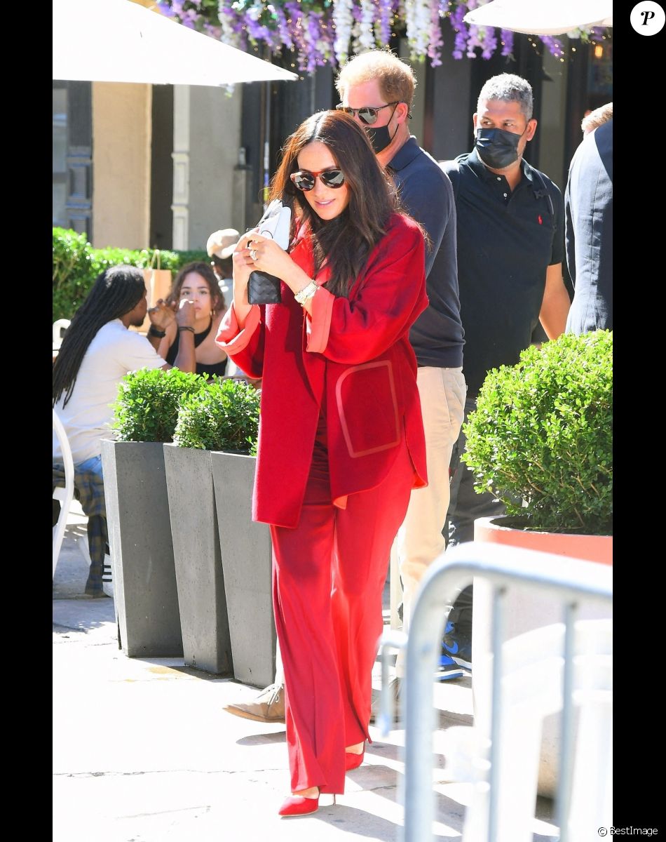 Le prince Harry, duc de Sussex et Meghan Markle sortent du restaurant Melba's à New York, le 24 septembre 2021.