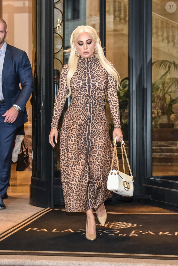 Lady Gaga sort de l'hôtel Palazzo Parigi à Milan, Italy. © ANSA/Zuma Press/Bestimage 