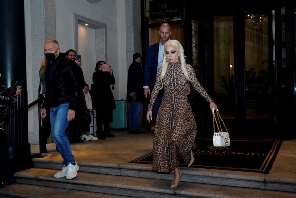Lady Gaga sort de l'hôtel Palazzo Parigi à Milan, Italy, le 13 novembre 2021. 