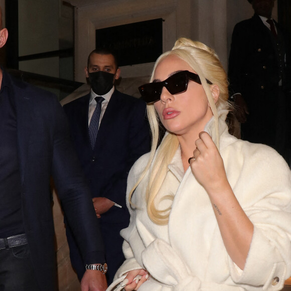 Lady Gaga quitte l'hôtel Corinthia à Londres le 11 November 2021. 