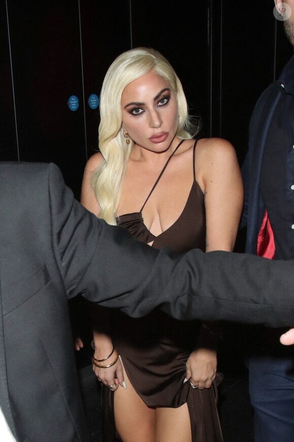 Lady Gaga à la sortie de l'hôtel W de Londres, Royaume Uni, le 10 novembre 2021. 