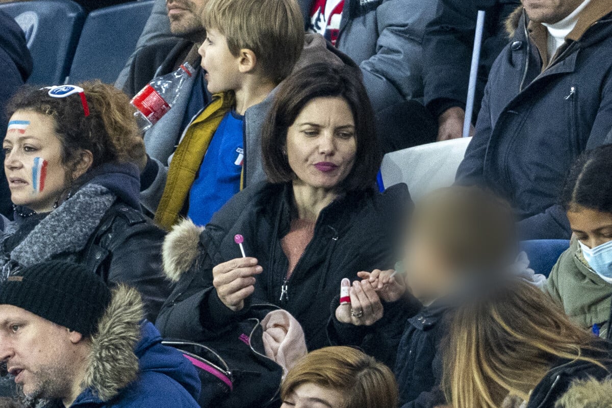 Photo : Delphine Chanéac et son fils Ethan - Match de qualification pour la  Coupe du monde 2022 entre la France et le Kazakhstan au stade Parc des  Princes à Paris, le