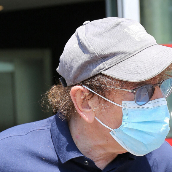 Alain Souchon quitte les studios de RTL à Paris, le 10 juin 2021. © Panoramic/Bestimage