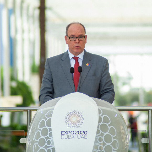 Le prince Albert II de Monaco pendant la cérémonie officielle et la levée de drapeau lors de la journée nationale de Monaco à l'Expo Dubaï 2020 (Exposition universelle), à Dubaï, Emirats Arabes Unis, le 13 Novembre 2021. © Nicolas Briquet/Bestimage 