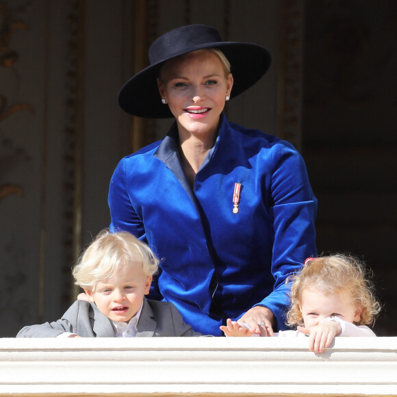 La princesse Charlène de Monaco, le prince Jacques de Monaco, marquis des Baux, et la princesse Gabriella de Monaco, comtesse de Carladès - La famille princière de Monaco au balcon du palais lors de la fête nationale monégasque, à Monaco, le 19 novembre 2017. © Dominique Jacovides/Bestimage