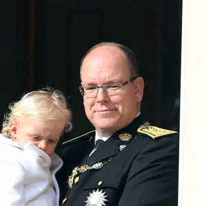 Le prince Albert II de Monaco, sa femme la princesse Charlène de Monaco et leurs enfants le prince Jacques et la princesse Gabriella de Monaco - La famille princière de Monaco au balcon lors de la Fête Monégasque à Monaco, le 19 novembre 2016. © Bruno Bebert/Dominique Jacovides/Bestimage