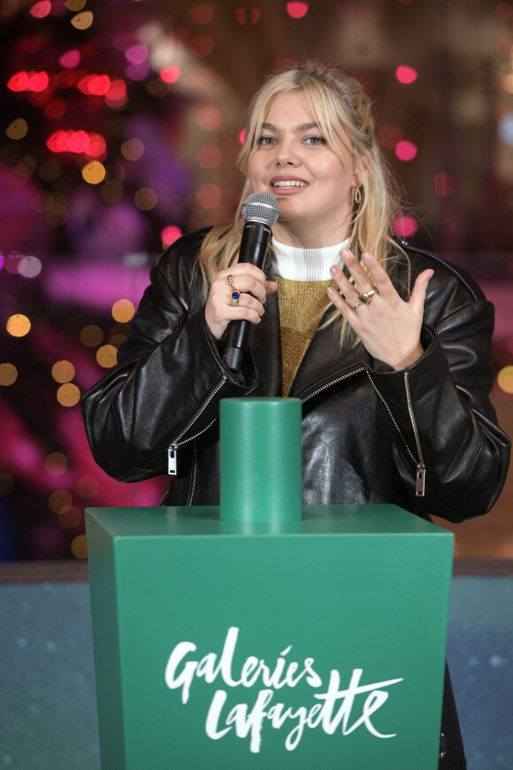 Louane Emera - Lancement de "1,2,3... Noël" lors de l'inauguration des vitrines et du sapin de Noël 2021 des Galeries Lafayette Haussmann 2021 à Paris. Le 17 novembre 2021