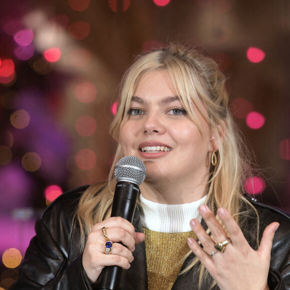 Louane Emera - Lancement de "1,2,3... Noël" lors de l'inauguration des vitrines et du sapin de Noël 2021 des Galeries Lafayette Haussmann 2021 à Paris. Le 17 novembre 2021
