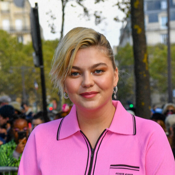Louane Emera et son compagnon Florian Rossi arrivent au défilé de mode Miu Miu lors de la Fashion Week printemps/été 2022 à Paris, France, le 5 octobre 2021. © Veeren Ramsamy-Christophe Clovis/Bestimage 
